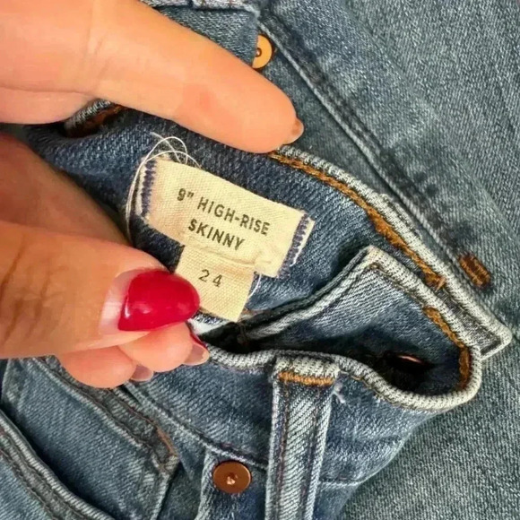 Madewell 9" Mid-Rise Skinny Jeans in Frankie Wash: Torn-Knee Edition - Picture 7 of 10